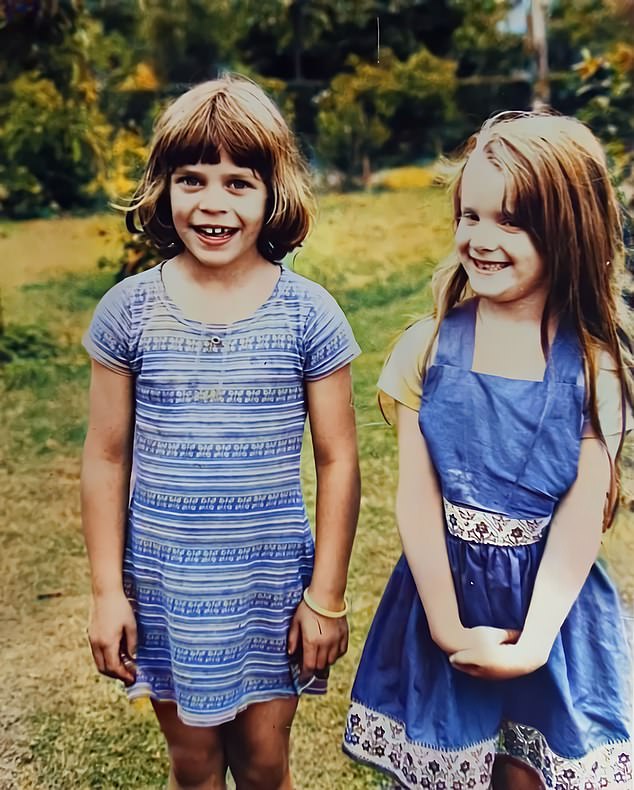 UNBEGRENZTE FREUDE: Clare (rechts) lächelt frech mit Harriet in den 1970er Jahren