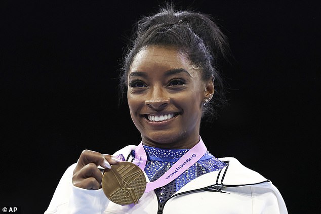 Die olympische Heldin Simone Biles wurde zum dritten Mal zur AP-Athletin des Jahres gekürt