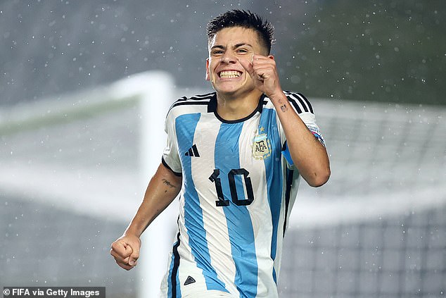 Berichten zufolge ist Manchester City in der besten Position, die argentinische Teenager-Sensation Claudio Echeverri zu verpflichten, der bei der U17-Weltmeisterschaft die Hauptrolle gespielt hat