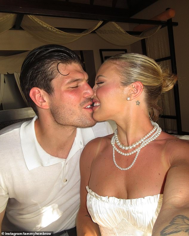 Tammy Hembrow und ihr Freund von Love Island Australia, mit dem sie seit drei Monaten zusammen sind, Matt Zukowski, gaben am Wochenende ihre Verlobung bekannt