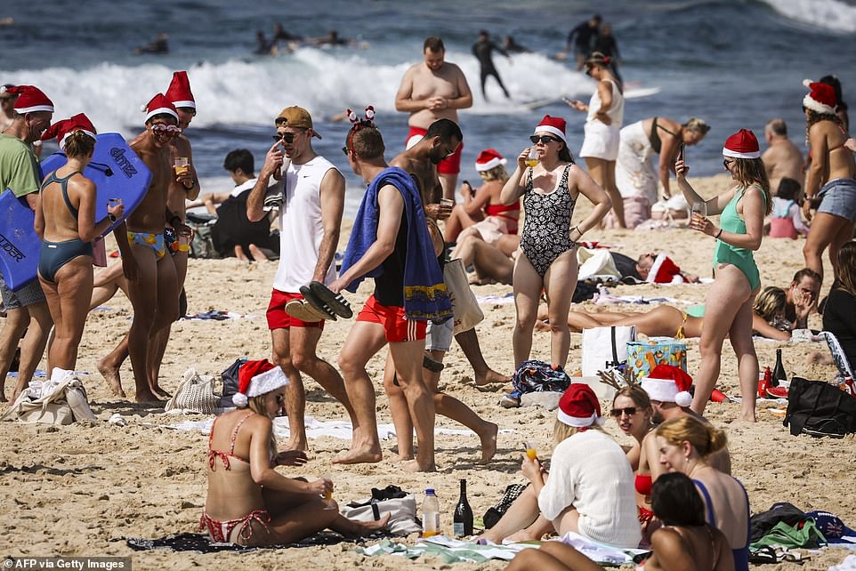 Am Montag waren am Bondi Beach Weihnachtsmützen im Sand zu sehen