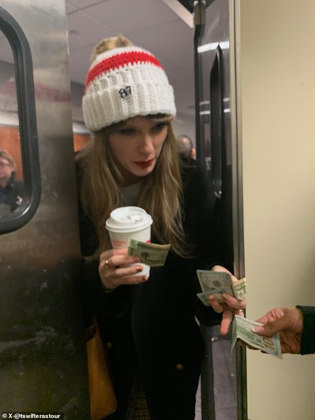 Taylor Swift schien den Stadionmitarbeitern nach dem Spiel der Chiefs-Patriots Trinkgeld zu geben