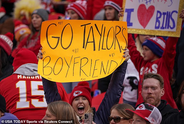Ein Fan machte Kelce ein lustiges Zeichen und bezeichnete den Star als „Taylors Freund“.
