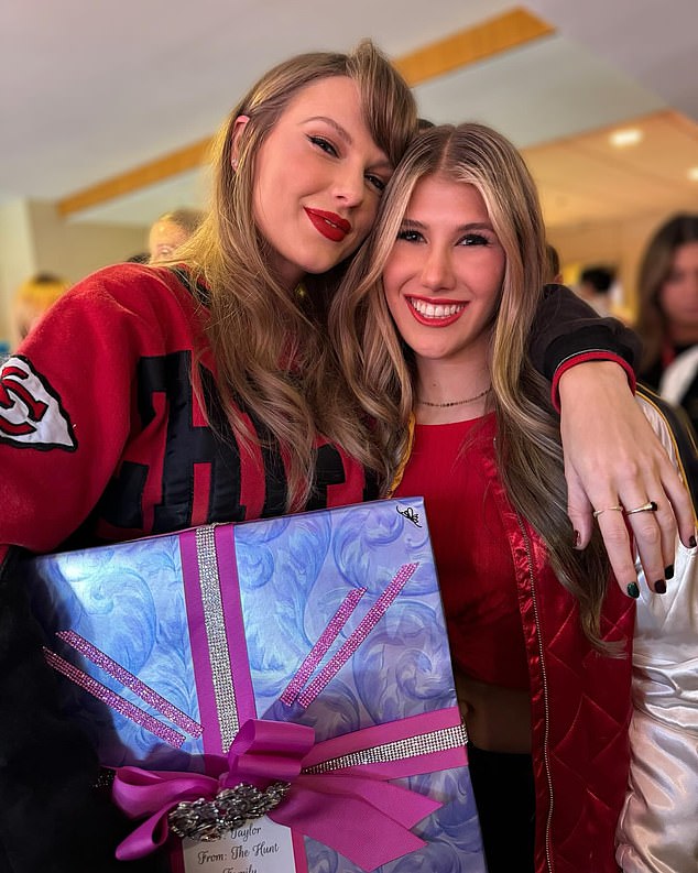 Taylor Swift war mit Chiefs-Erbin Ava Hunt zusammen, die ihr ein Geschenk der Familie schenkte