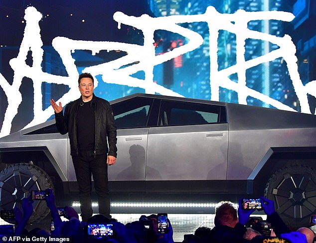 Futuristisch: Elon Musk auf dem Event mit dem neuen Fahrzeug abgebildet