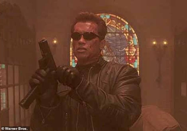 Arnold Schwarzenegger lädt in Terminator 3: Rise of the Machines ein Hochleistungsmagazin in die Glock 18