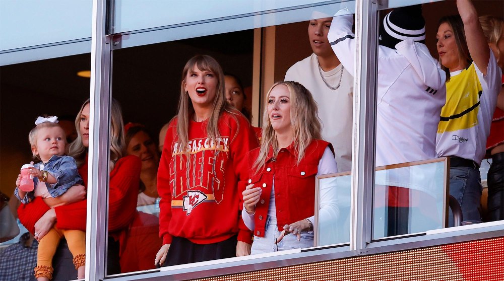 Taylor Swift besucht das Spiel der Kansas City Chiefs von Travis Kelces gegen die Green Bay Packers in Wisconsin