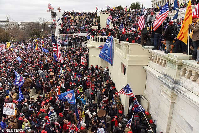 Trump-Anhänger stürmen am 6. Januar 2021 das US-Kapitol in Washington D.C., nachdem er behauptet hatte, die Wahl sei gestohlen worden