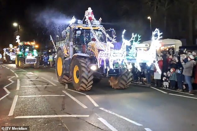 Menschenmengen säumten die Straßen, um einen Blick auf 100 mit Weihnachtsbeleuchtung geschmückte Traktoren zu erhaschen
