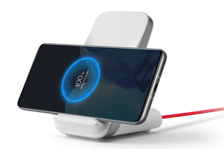 OnePlus 10 Pro mit einem kabellosen Air VOOC-Schnellladegerät mit 50 Watt.