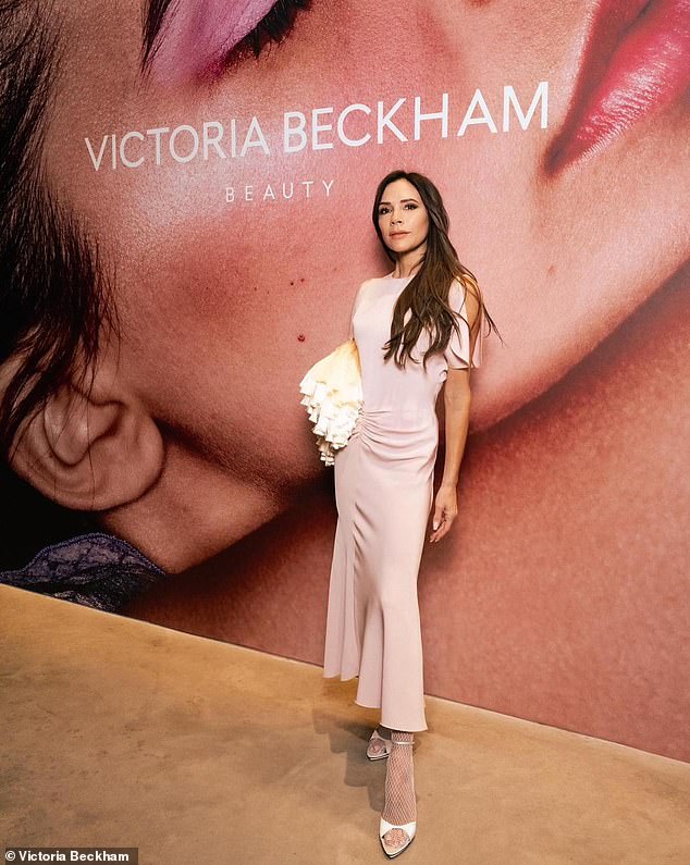 Victoria Beckham hat zum ersten Mal seit 15 Jahren einen Gewinn erzielt – mithilfe einer sorgfältig orchestrierten Social-Media-Strategie, bei der sie Make-up-Tutorial-Videos auf TikTok veröffentlicht, die von Millionen angesehen werden