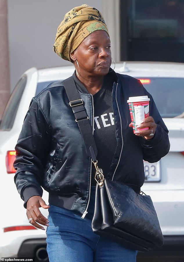 Viola Davis verzichtete am Dienstag auf einen Kaffeeausflug in Beverly Hills auf Make-up, da sie einen schicken Kopfwickel und eine Umhängetasche aus Leder trug