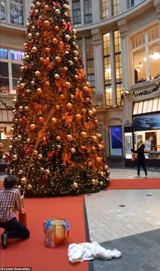 In einem letzte Woche auf X geposteten Video ist zu sehen, wie zwei Demonstranten einen Weihnachtsbaum mit orangefarbener Farbe aus Feuerlöschern besprühen, während ein dritter in der Nähe ein Banner entfaltete