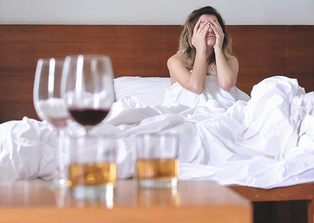Obwohl Alkohol das Bewusstsein verringert und Ihnen hilft, sofort einzuschlafen, stört er den REM-Schlaf, sodass Sie unausgeruht aufwachen