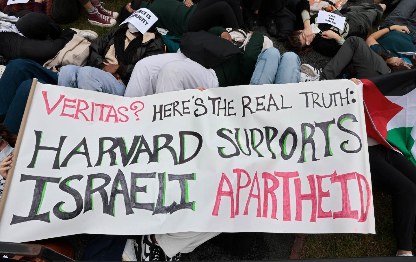 Ein pro-palästinensischer Protest von Harvard-Studenten und ihren Unterstützern endet auf dem Rasen hinter Klarman Hall an der Harvard Business School, nachdem er im Old Yard bei Massachusetts Hall begonnen hat.