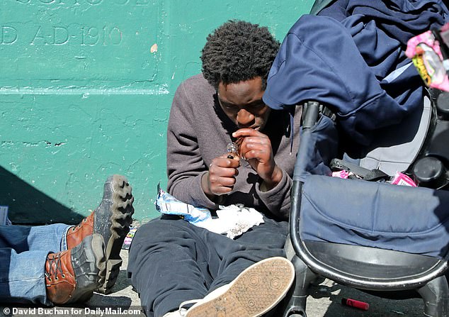 Oben ist ein Mann zu sehen, der auf den Straßen von San Francisco Drogen nimmt