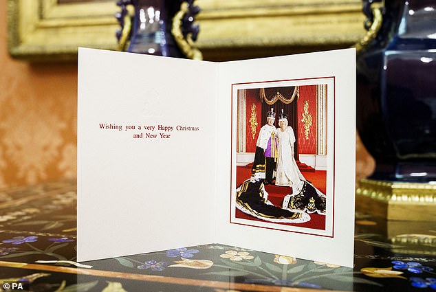 Die Weihnachtskarte des Königs und der Königin ist eine insgesamt formellere Angelegenheit und zeigt Charles und Camilla kurz nach der Krönung im Mai im Buckingham Palace
