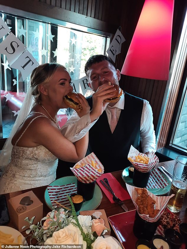 Das Paar wählte die amerikanische Restaurantkette für seine Hochzeitsfeier, da sie dort vor 10 Jahren ihr erstes Date hatten