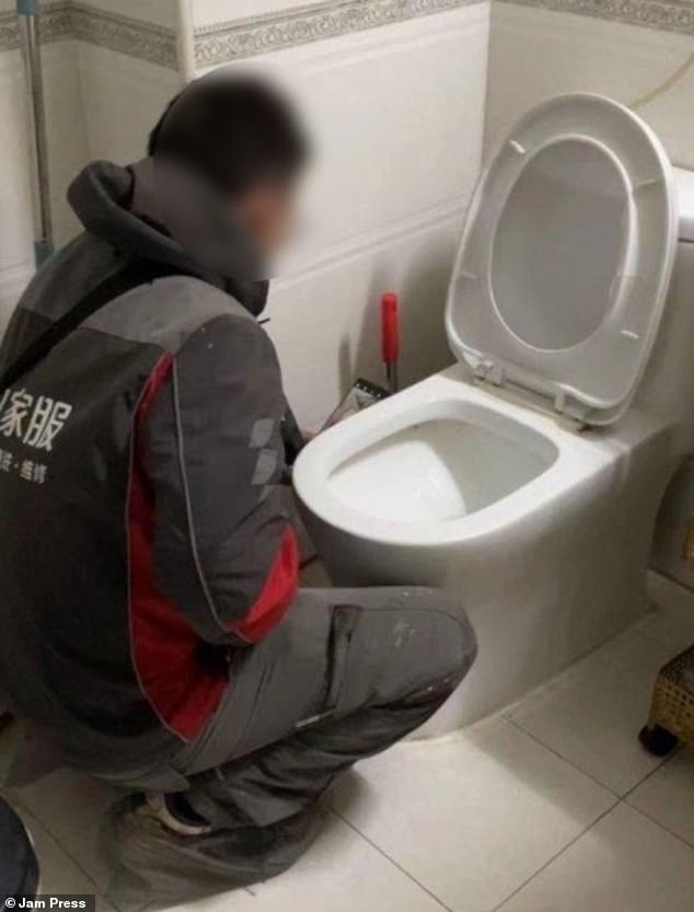 Eine Person inspiziert die Toilette im Badezimmer der Wohnung des Paares in Peking, China, und ist entsetzt, als sie ein zusätzliches Rohr findet, das angeblich die Toiletten- und Leitungswasserleitungen verbindet