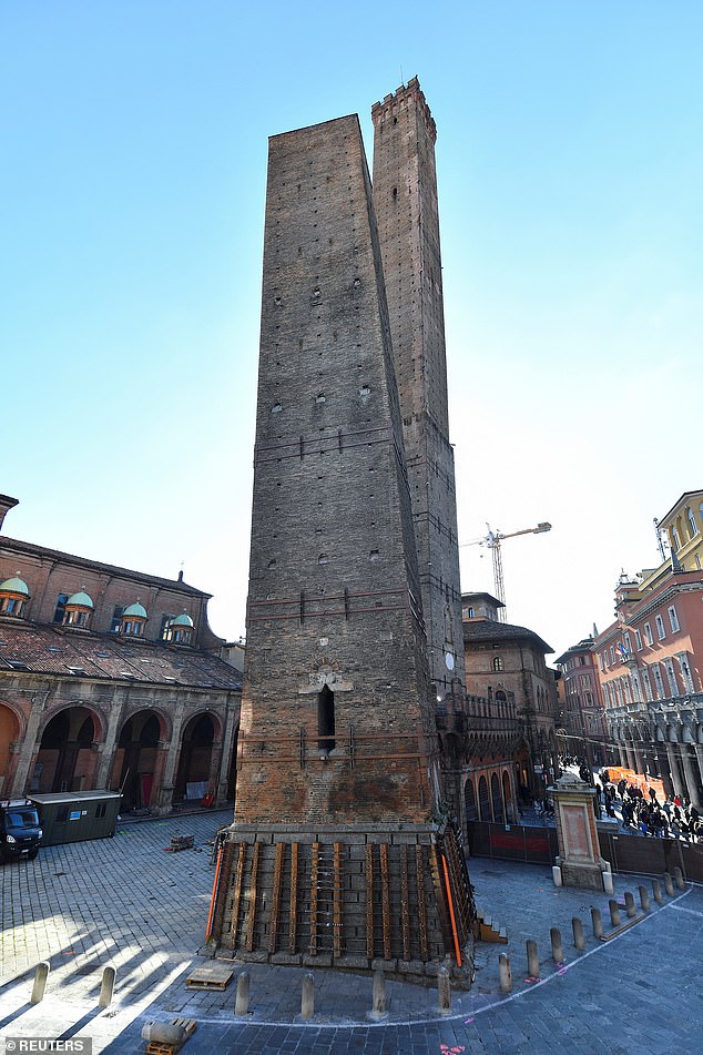 Bolognas 154 Fuß hoher schiefer Turm wurde mit Holzbrettern gestützt und versiegelt, aus Angst, er könnte bald einstürzen