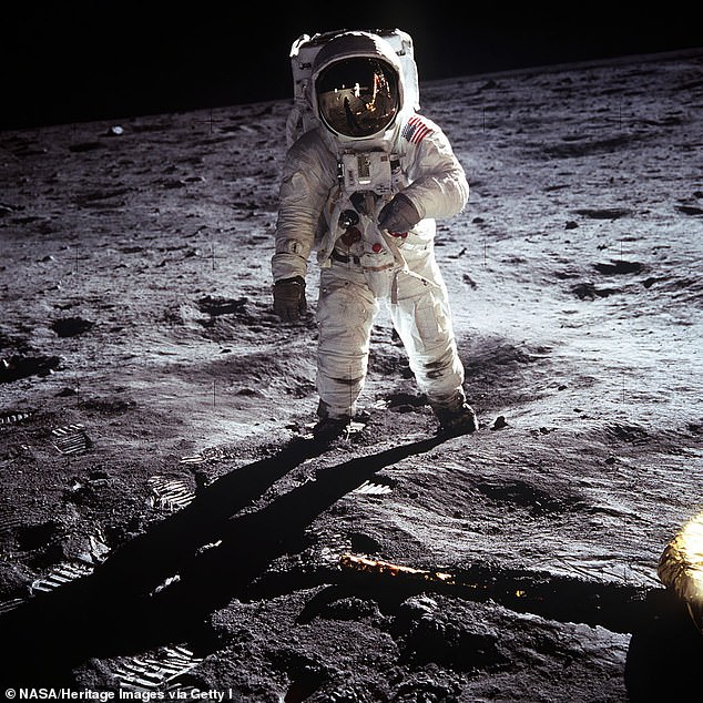 Astronauten haben alles zurückgelassen, von ihren Fußabdrücken, Golfbällen, Flaggen und religiösen Texten bis hin zu verlassenen Säcken mit menschlichem Abfall und wissenschaftlicher Ausrüstung.  Die Golfbälle wurden 1971 während der Apollo-14-Mission auf dem Mond geschlagen