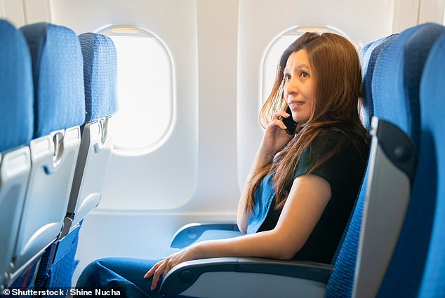 Eine wütende Flugzeugpassagierin hat enthüllt, wie sie von einer Frau, die eine Verletzung vortäuschte – und sogar eine Schlinge trug – „übertölpelt“ wurde, ihren Sitzplatz am Gang aufzugeben, um mehr Platz zu bekommen (Archivbild)