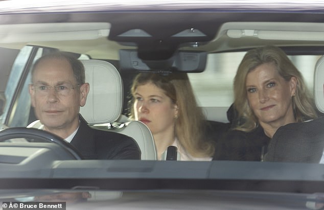 Lady Louise Windsor, 20, begleitete ihre Eltern, den Herzog und die Herzogin von Edinburgh, als sie zusammen mit Prinzessin Anne die Ankünfte auf Schloss Windsor anführten – wo König Charles und Königin Camilla heute ihre Großfamilie zu einem festlichen Truthahn-Mittagessen begrüßen