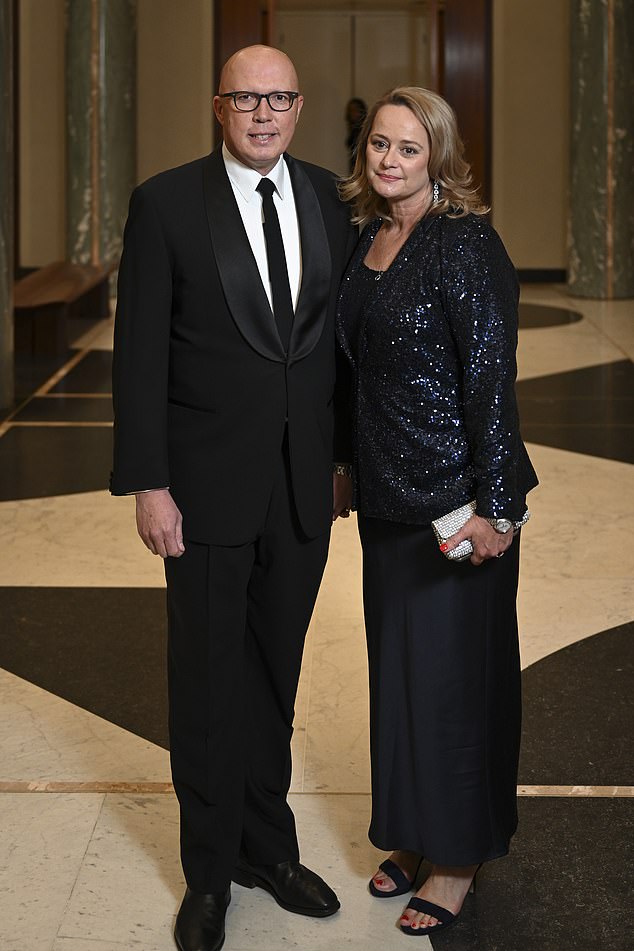 Oppositionsführer Peter Dutton (im Bild mit seiner Frau) forderte Herrn Smith auf, sich für die offensichtliche Brüskierung am Australia Day zu entschuldigen