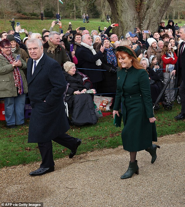 Prinz Andrew und seine Ex-Frau Sarah Ferguson zeigten sich einig, als die königliche Familie heute ihren jährlichen Weihnachtsspaziergang in Sandringham genoss