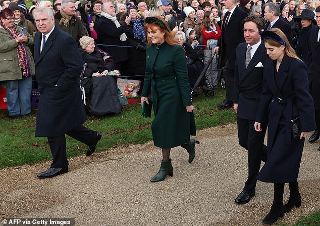 Der Herzog von York, 63, und die Herzogin, 64, gingen hinter hochrangigen Mitgliedern des Königshauses her, während Menschenmengen die Straße vor der St. Mary Magdalene Church zum traditionellen Weihnachtsgottesdienst auf dem Anwesen von Norfolk säumten