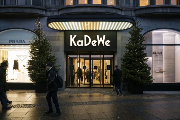Weihnachtsbäume vor dem Eingang des Kaufhauses KaDeWe in Berlin