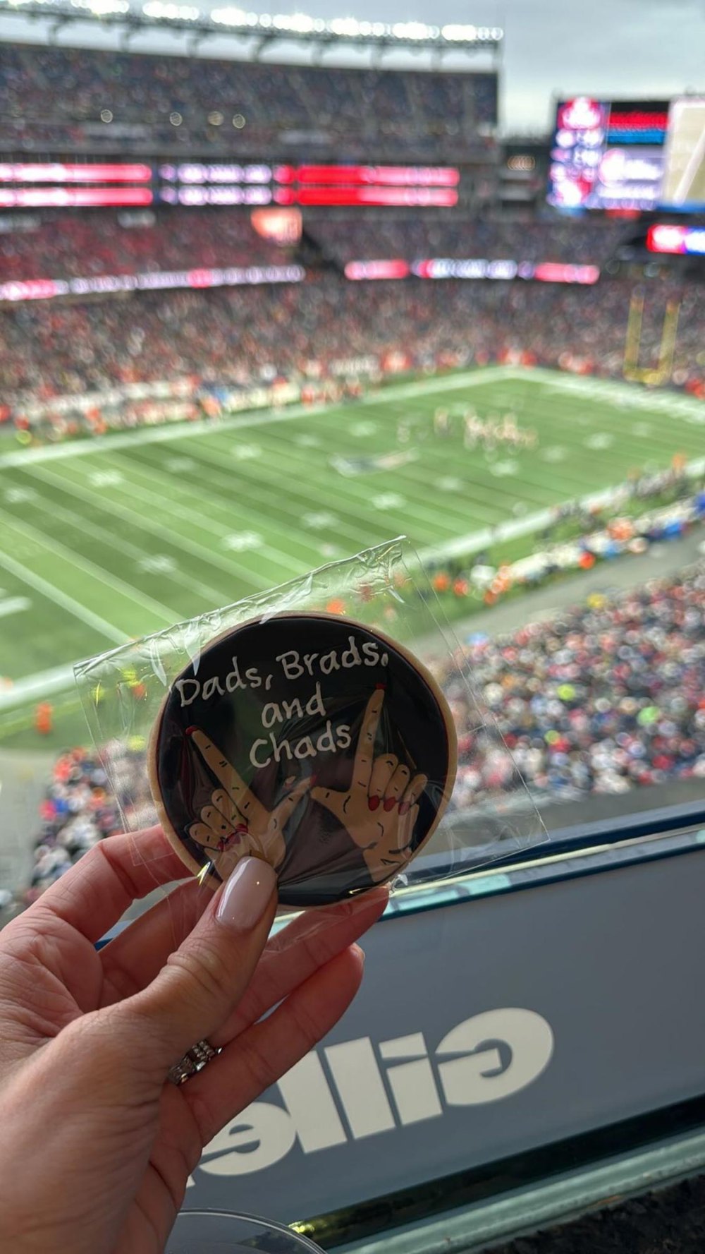Brittany Mahomes schenkte ihren Vätern Brads und Chads Cookie, als sie mit Taylor Swift das Spiel der Chiefs besuchte