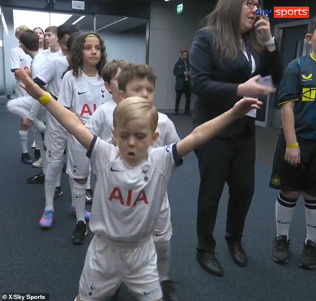 Dies ist der Moment, in dem ein junges Spurs-Maskottchen (Bildmitte) gesehen wurde, wie es sich leidenschaftlich auf ein Fußballspiel vorbereitete, während es sich im Fußballtunnel des Tottenham Hotspur-Stadions im Norden Londons befand