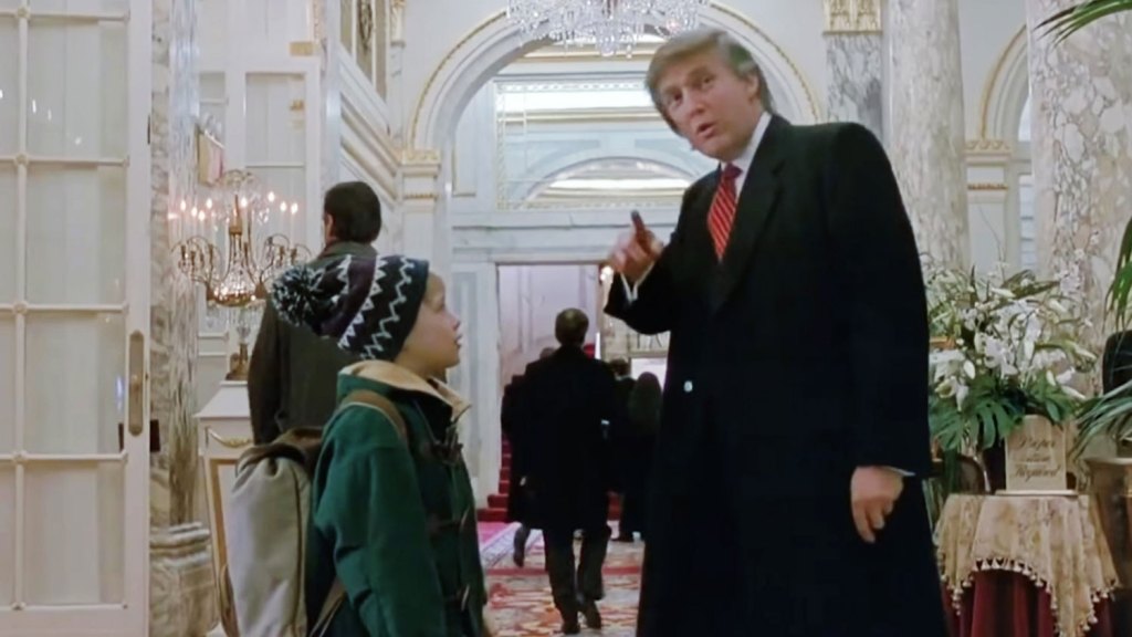 Donald Trump mit Macaulay Culkin in einer Szene aus „Kevin – Allein zu Haus 2“