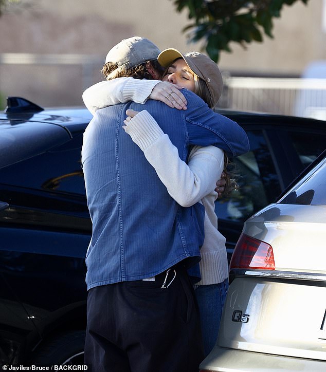 In einem weiteren süßen Moment umarmten sich Jeremy und Addison, bevor sie sich verabschiedeten und in getrennten Autos losfuhren.