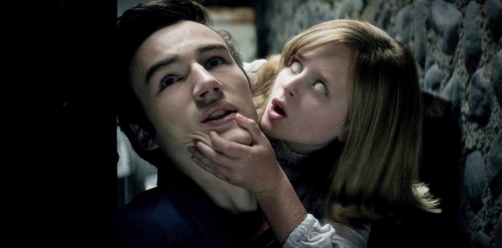 In Ouija: Origin of Evil packt ein Mädchen das Kinn eines Mannes.
