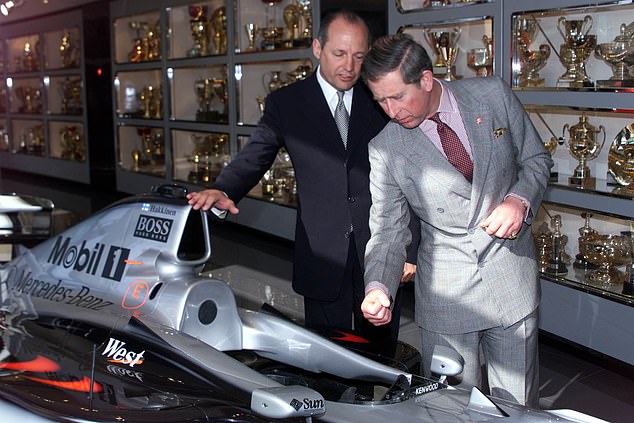 Dennis führt den zukünftigen König Charles 1999 durch den McLaren-Trophäenraum in seiner Fabrik