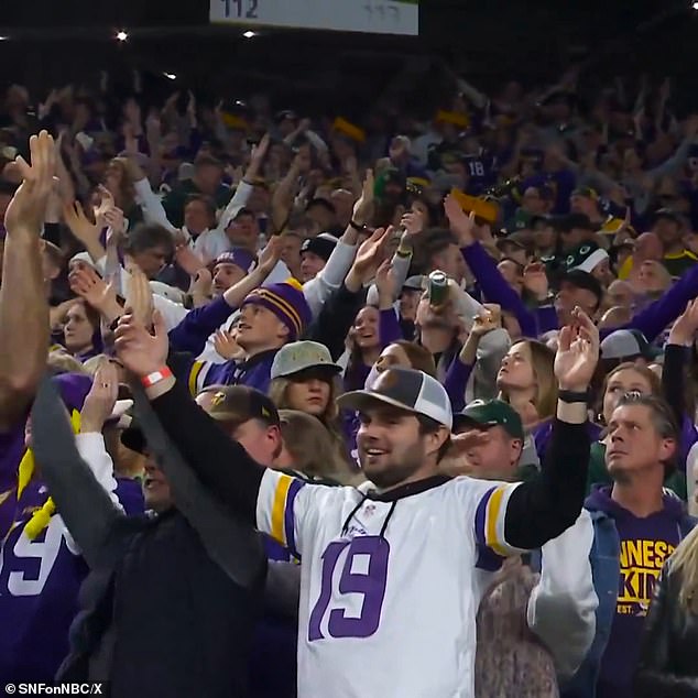 Vikings-Fans zeigen ihre Wertschätzung, indem sie gemeinsam mit Kirk und Cooper Cousins ​​klatschen