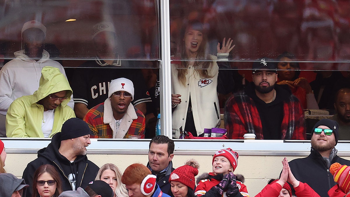 Taylor Swift klatscht während des Chiefs-Spiels auf der Tribüne
