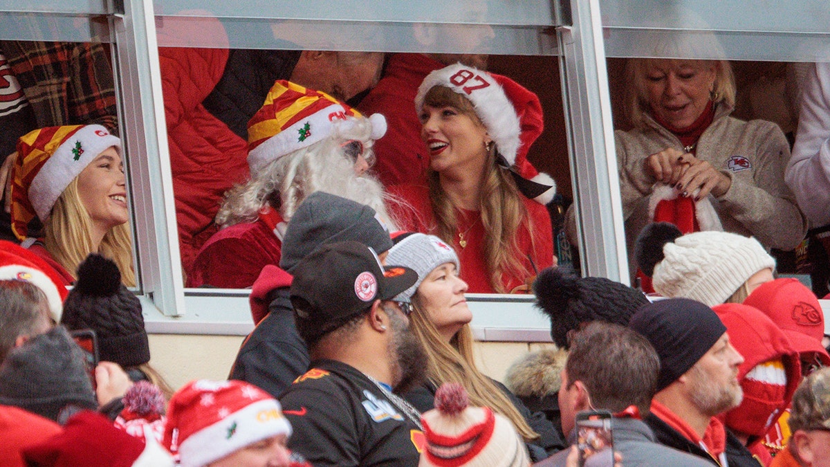 Taylor Swift trägt eine Weihnachtsmütze auf der Tribüne im Arrowhead Stadium