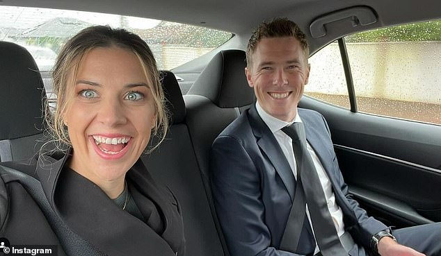 Zwei Wochen vor ihrem Tod machte Melissa Dennis dieses Selfie des Paares, das lachend in einem Auto auf dem Weg zu einer Hochzeit war, wobei Rohan scherzte, dass es Mühe gekostet habe, seine Frau zum Lachen zu bringen