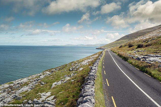 Eine siebentägige Selbstfahrertour auf dem Wild Atlantic Way (oben) von Cork nach Kerry kostet im März ab 975 £ pro Person für Unterkunft und Frühstück (mckinlaykidd.com)
