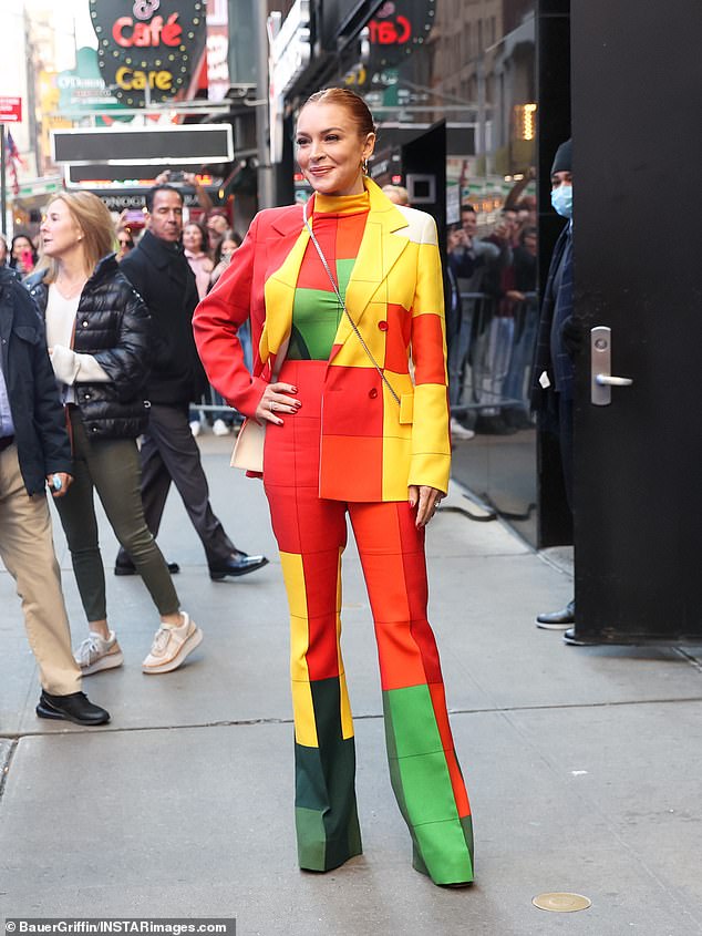 Lindsay Lohan (im Bild) entschied sich für eine auffällige Jacke mit passender Hose – ein Look, der zu einem Fernsehauftritt passt, an anderer Stelle jedoch Gefahr läuft, zu „outfit“ zu wirken