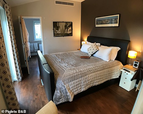 Oben ist Ailbhes Schlafzimmer, das „Ashdown“-Zimmer, das mit einem „luftigen Balkon, dicker Bettwäsche und hausgemachten Marmeladenkeksen“ ausgestattet ist.