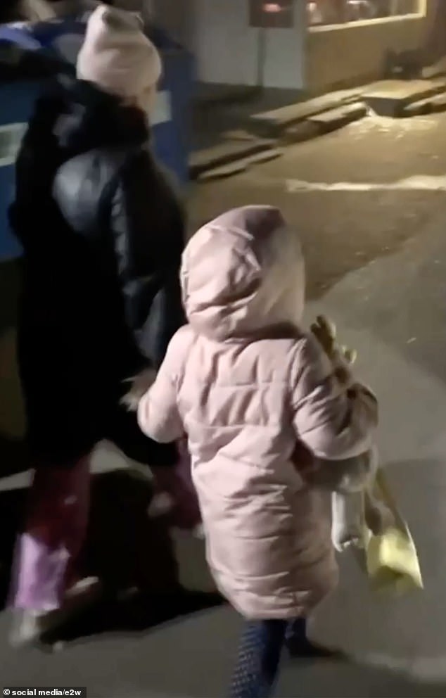 Eine Familie mit einem kleinen Kind aus Odessa wird gesehen, wie sie in eine Notunterkunft zieht, nachdem ihre Wohnung von einer russischen Drohne getroffen wurde