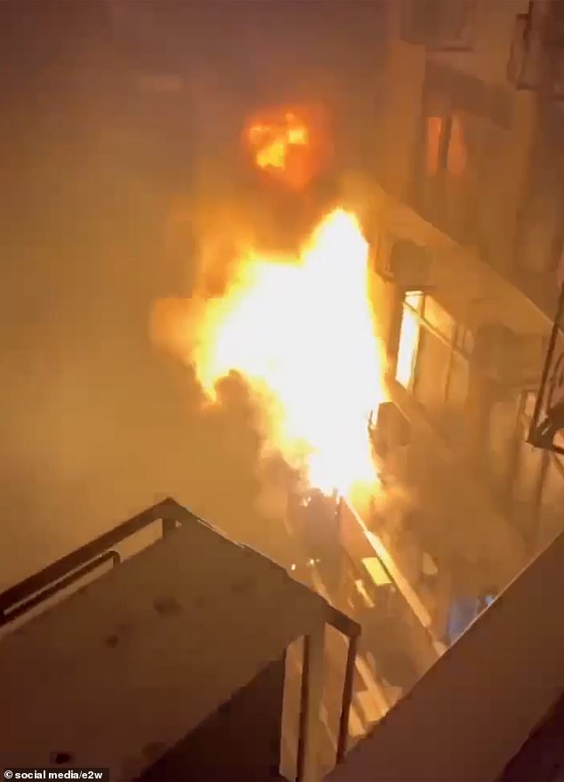 Ein Wohnblock in Odessa wurde in Brand gesetzt, nachdem er von einer russischen Drohne getroffen wurde