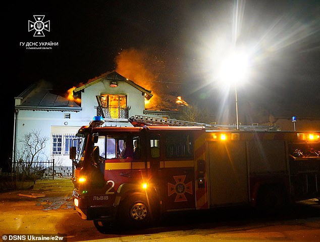 Feuerwehrleute arbeiteten bis spät in die Nacht daran, durch Drohnen verursachte Brände zu löschen