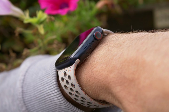 Eine Person, die die Apple Watch Series 9 trägt und die Seite der Uhr zeigt.
