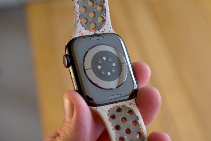 Der Gehäuseboden und die Sensoren der Apple Watch Series 9.