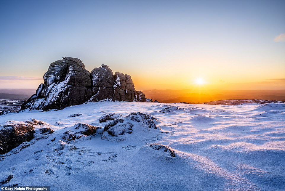 Ein verschneites Dartmoor.  Der Nationalpark ist ungefähr so ​​groß wie der Großraum London und bekannt für seine „Tors“, markante Brocken aus altem Granit